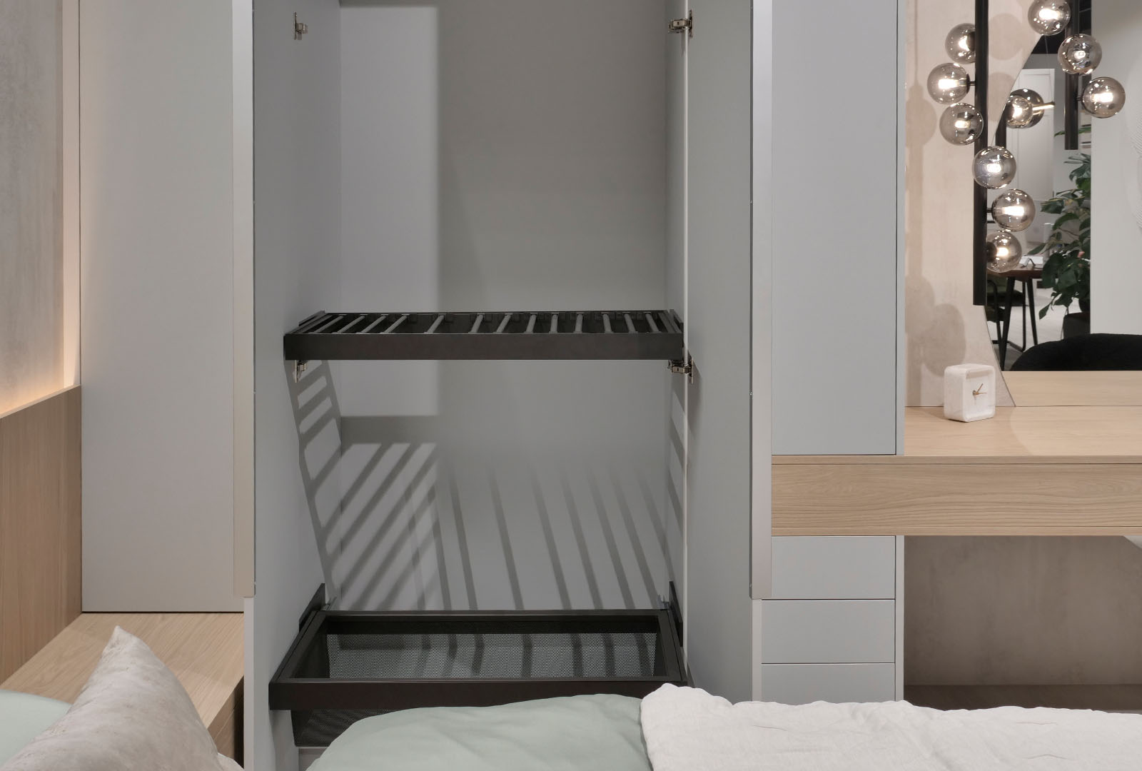 Interier_Svetlosivy_matt_dub_casella_prirodny_chromix_biely (8)